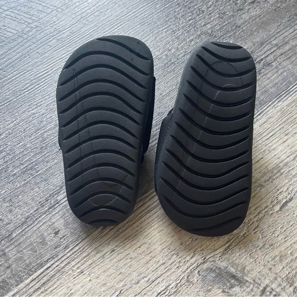 Nike Black Gold Slide Sandals Size 7 Flip Flops Summer Shoes Girls Boys - Picture 6 of 7